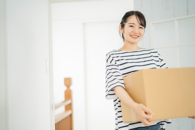 段ボールを持つ女性