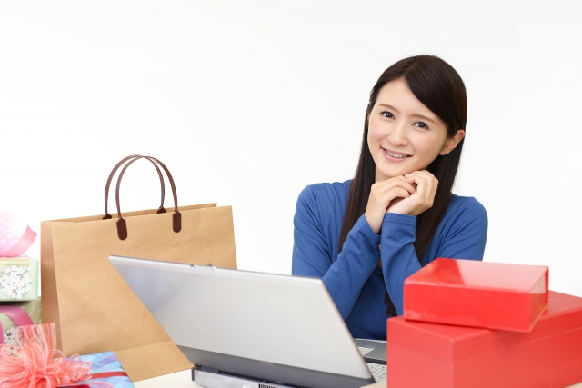 ネットショッピングをする女性