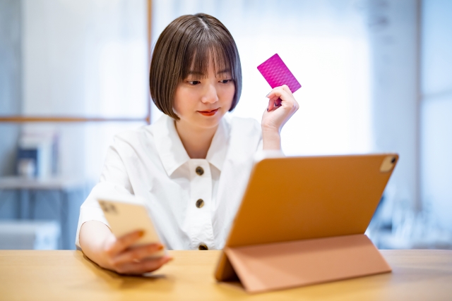 クレジットカードを持つ女性